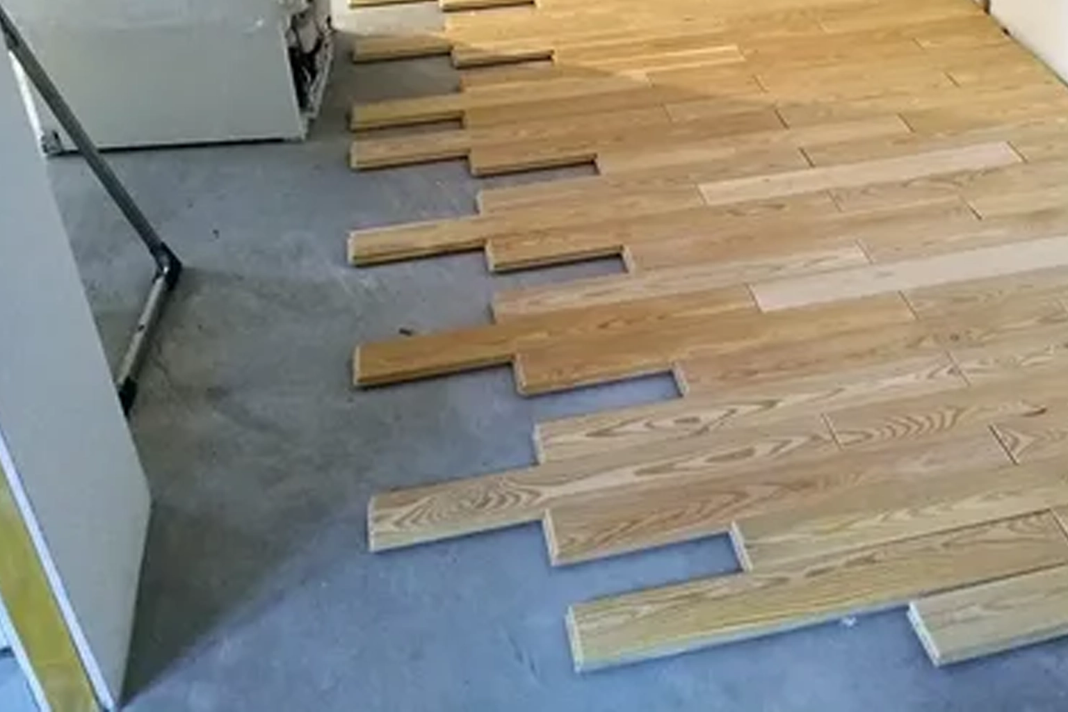 Кладка штучного паркета в разбежку (палубой)