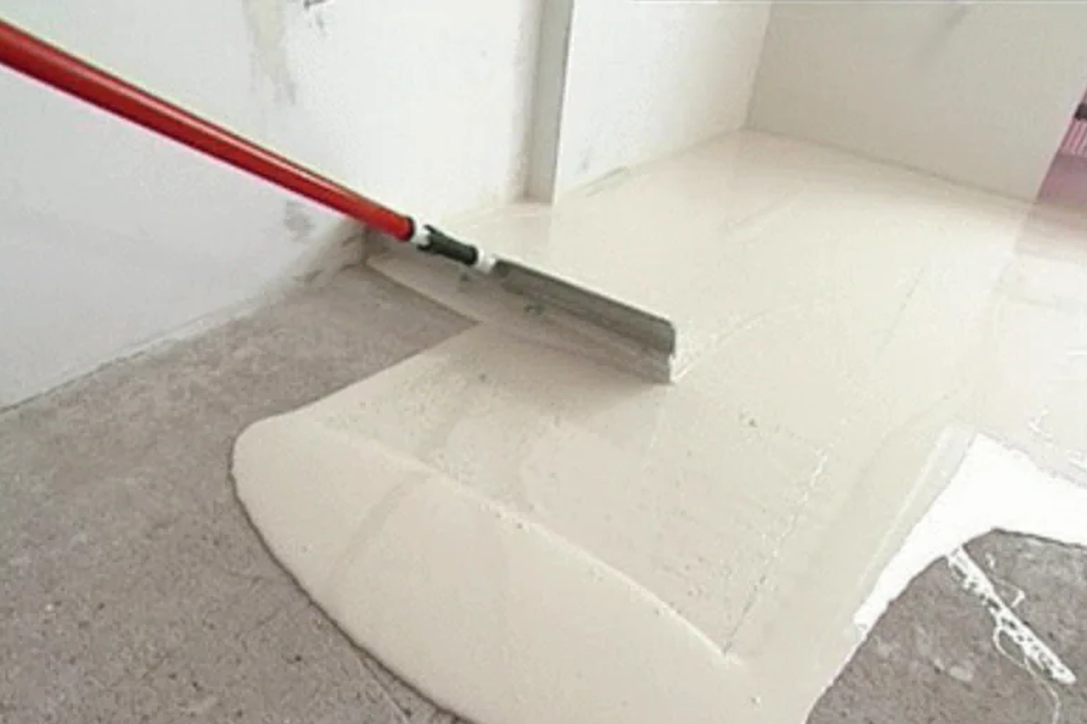 Выравнивание стяжки самовыравнивающейся смесью типа Ветонит (3-25 мм)